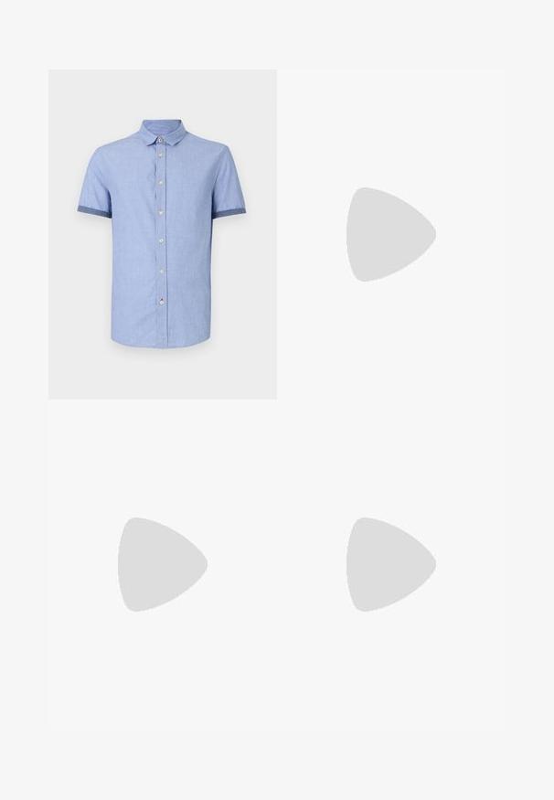 Chemise bleu clair à manches courtes avec un col boutonné, dotée de boutons marron clair et d'une finition contrastante bleu foncé sur les manches.; Pantalons en lin léger beige avec taille élastique, coupe droite, et sans poches ni fermetures visibles.; Baskets blanches avec une surface lisse, un bout rond et une semelle plate. Accompagnées d'un jean en denim bleu avec une coupe droite et des coutures visibles.; Sac fourre-tout en toile bleue avec une poche zippée à l'avant, des doubles bretelles et une forme rectangulaire. Dispose d'une étiquette de marque discrète.