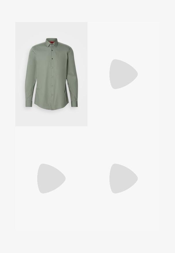 Chemise à manches longues en vert doux, en tissu léger. Comprend un col boutonné, des boutons gris et un ourlet arrondi.; Jean en denim noir taille haute avec fermeture à bouton et à glissière, poches avant et arrière, et coupe droite.; Chaussures en cuir noir à lacets avec une texture lisse, un bout arrondi et des détails de couture discrets. Présentent une languette rouge à l'arrière.; Ceinture en cuir noir enroulée avec une boucle en métal noir mat sur fond blanc.