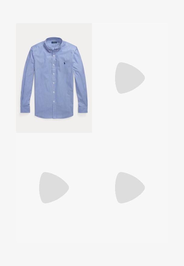 Modrá a biela vertikálne pruhovaná košeľa s dlhým rukávom, zapínaná na gombíky, s gombíkovým golierom a logom Polo Ralph Lauren na hrudi.; Biele slim fit džínsy s piatimi vreckami, zapínaním na gombíky a opaskovými pútkami, položené na rovnej svetlej jednofarebnej podložke.; Biele plátenné tenisky s nízkym strihom, ktoré majú béžový opasok na päte a malé vyšívané logo na boku. Gumová podrážka.; Prepletený svetlohnedý látkový opasok so striebornou metalovou prackou a hnedými koženými akcentmi, vrátane zašitého loga na konci.