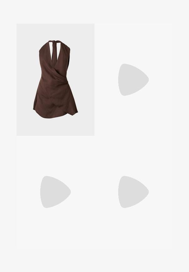 Καφέ αμάνικο φόρεμα με halter neck, εμπρόσθιο σχέδιο τύπου wrap και ασύμμετρο τελείωμα πάνω σε απλό φόντο.; Λευκή φούστα μέχρι το γόνατο, φτιαγμένη από ελαφρύ ύφασμα, με σχέδιο τύπου περιτυλίγματος και μαλακή, υφή. Απλές, καθαρές γραμμές χωρίς διακοσμητικά στοιχεία.; Καφέ δερμάτινο σανδάλι με λουράκια, χαμηλό τακούνι τύπου kitten και λουράκι στον αστράγαλο με μικρή αγκράφα, απεικονισμένο από πλάγια σε απλό φόντο.; Μπεζ υφασμάτινη τσάντα tote με χερούλια ριγωτά σε ναυτικό μπλε και λευκό και αποσπώμενο ιμάντα ώμου, με μικρό χρυσό κουμπί κλεισίματος.