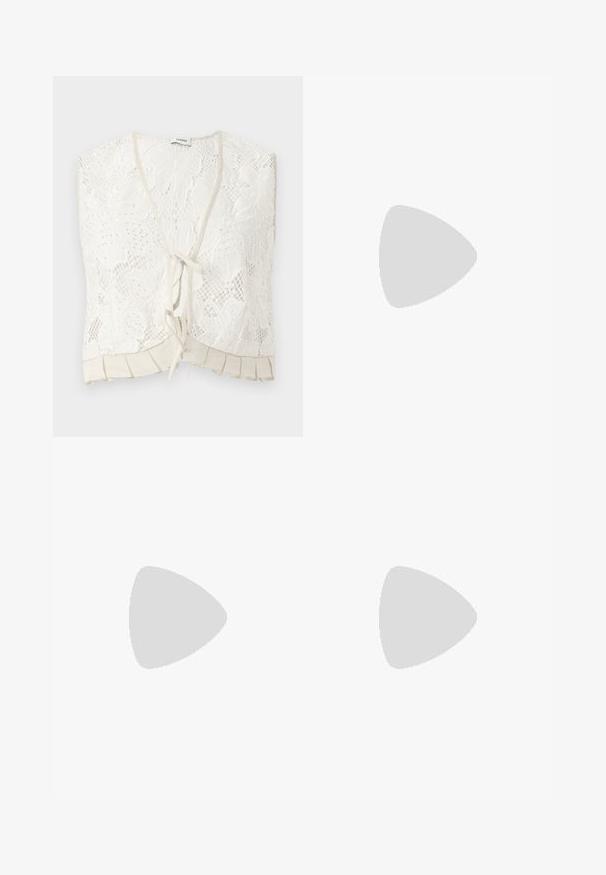 Top sans manches en dentelle blanche avec motifs floraux, col en V, fermeture à nouer devant et détail plissé à l'ourlet.; Mini-jupe en dentelle blanche avec broderie florale et ourlet à volants, superposée sur un fond en tissu blanc uni.; Ballerine en cuir verni noir avec un bout carré, sangle de cheville avec des détails en métal argenté et semelle plate. Texture lisse avec un design minimaliste.; Petit sac à main en cuir noir avec texture froncée, poignée rectangulaire et fine bandoulière amovible placée à côté.