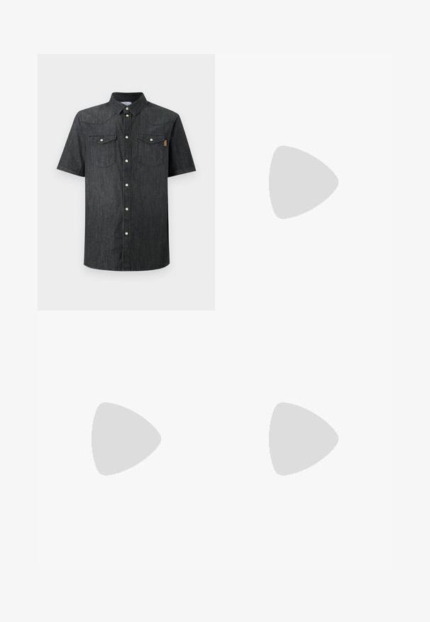 Chemise noire en denim à manches courtes avec deux poches avant à rabat et des boutons-pression blancs au centre.; Pantalons droits marron avec fermeture à bouton et zip sur le devant, poches avant et arrière, et passants de ceinture.; Baskets en cuir marron avec un embout rond, semelle blanche et accents marine. Présente des œillets en métal et un col texturé.; Ceinture en cuir marron avec une boucle en métal argenté, présentant une texture lisse et un design rectangulaire épuré. Simple et fonctionnelle.