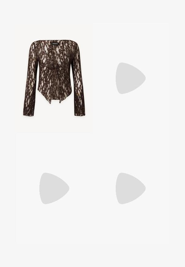 Brun blond blonden bluse med blomsterprint, knude foran og bølget kant fra mærket Even&Odd.; Brune blondebukser med ugennemsigtig øvre lårsektion og gennemsigtige blondeben, lige snit og elastisk linning.; Ben iført mørke ribbede leggings kombineret med sorte balletsko med små sløjfedetaljer på hvid baggrund.; Lille sort blank håndtaske med to lange håndtag og snøre-detaljer i siden på en ensfarvet lys baggrund.