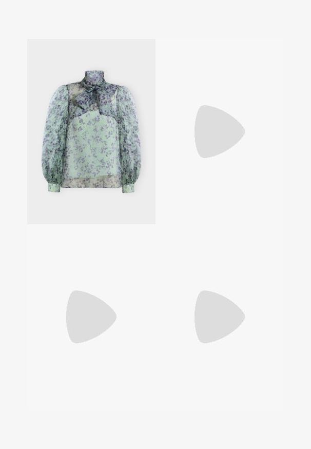 Blouse transparente à manches longues avec motif floral vert et violet, col montant et grand nœud au col.; Pantalon taille haute couleur crème, coupe ajustée avec plis, fermeture latérale et jambes droites, sur fond uni.; Chaussure plate beige à bout pointu avec bride arrière, petit talon noir et finition en cuir lisse, vue de côté sur un fond uni.; Sac à bandoulière en cuir couleur crème avec fermeture à rabat, quincaillerie argentée, une bandoulière réglable et un logo discret.