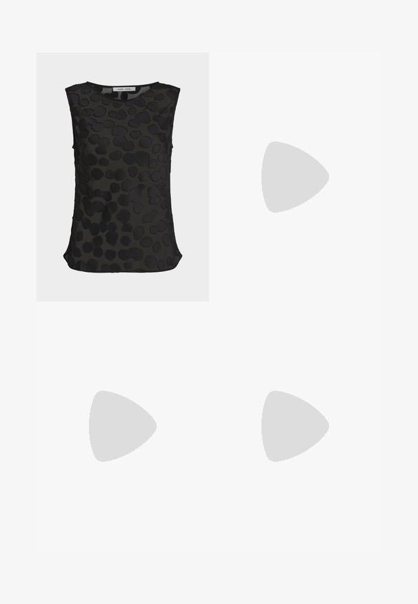 Blouse noire sans manches en tissu semi-transparent avec motif texturé de points irréguliers, col rond et petites fentes latérales à l'ourlet.; Mini-jupe en tissu tissé beige et gris avec une forme évasée en A et un motif irrégulier subtil.; Botte en cuir noir hautes jusqu'au genou avec un bout pointu et un talon fin et courbé. Texture lisse, design ajusté, sans matériel ni motifs visibles.; Sac à main rectangulaire de couleur crème avec une seule sangle et une fermeture éclair sur le dessus, comportant une petite plaque de logo embossé à l'avant.