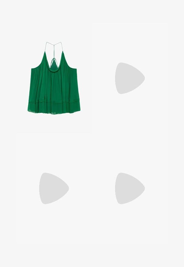 Haut halter vert sans manches avec un ourlet à volants en cascades et de fines bretelles se nouant à l'arrière, fabriqué en tissu léger et fluide.; Pantalon en lin blanc à jambes larges avec taille élastique et cordon de serrage, doté de poches latérales et d'une fente à l'avant.; Sandale plate blanche avec fines lanières croisées et une bride arrière, vue de côté sur fond blanc.; Sac fourre-tout tissé vert et blanc avec une forme rectangulaire structurée, une finition texturée et deux poignées solides. Présente une étiquette de logo sur le côté.
