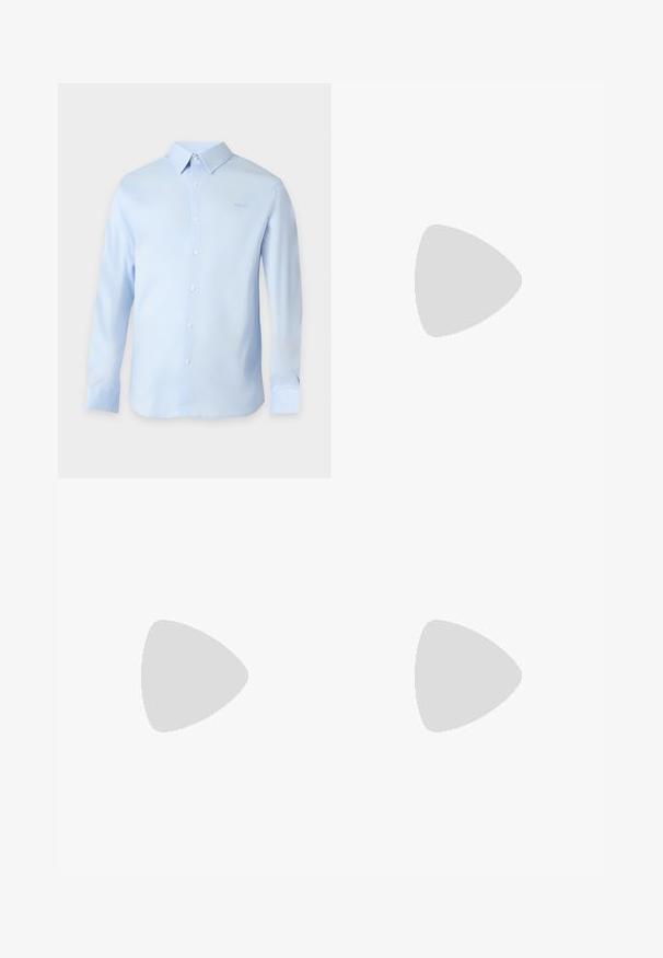 Chemise bleu clair à manches longues, boutonnée, col et logo discret sur la poitrine gauche, présentée sur un fond uni.; Jean en denim bleu à jambes droites, avec bouton frontal, fermeture éclair et passants pour ceinture, sur un fond neutre.; Mocassins en daim marron avec un bout arrondi et une semelle noire en caoutchouc basse, présentant une sangle décorative et des détails de couture sur le dessus.; Ceinture en cuir marron foncé avec une boucle rectangulaire en argent, enroulée et placée sur un fond clair et neutre.