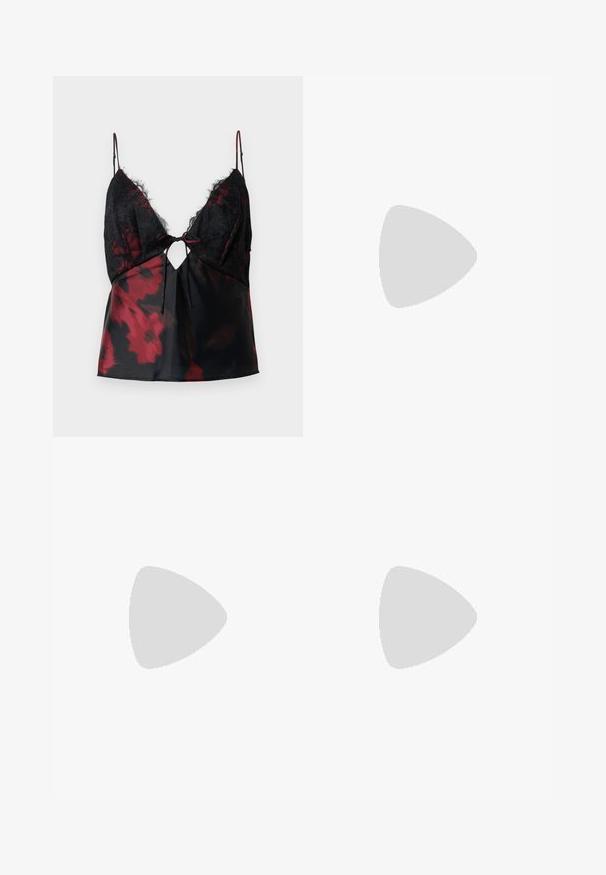 Μαύρο τοπι lace με ρυθμιζόμενες τιράντες spaghetti, με λεπτομέρεια κλειδώματος και σατέν κάτω τμήμα σε σκούρο κόκκινο και μαύρο λουλουδένιο σχέδιο.; Μαύρο τζιν παντελόνι με ψηλή μέση και ίσια γραμμή, με μπροστινές τσέπες, θηλιές για ζώνη, κούμπωμα με κουμπί και ελαφρώς φαρδιές άκρες, σε λευκό φόντο.; Μαύρο δερμάτινο παπούτσι στιλέτο με μυτερή μύτη, ανοιχτή πλάτη και λουράκια στον αστράγαλο δεμένα σε φιόγκο. Λεπτός γόβος 3 ιντσών. Λείος υφάσματος, μινιμαλιστικός σχεδιασμός.; Μαύρη ορθογώνια τσάντα ώμου με έναν ρυθμιζόμενο ιμάντα και κλείσιμο με φερμουάρ στην κορυφή σε μονόχρωμο φόντο.