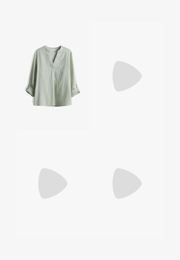 Hellgrüne Leinenbluse mit V-Ausschnitt, hochgekrempelten langen Ärmeln und Knopfakzenten. Strukturierter Stoff mit lockerer Passform.; Helle Stoffhose mit weitem Bein und glatter Textur, ausgestattet mit einem einzelnen Knopf vorne, dezenten Falten und einem Hochbund-Design.; Füße, die schwarze Riemchensandalen mit Knöchelriemen tragen, kombiniert mit einem weißen Kleidungsstück, das oberhalb der Knöchel endet, vor weißem Hintergrund.; Schwarze rechteckige Sonnenbrillen mit gelben Gläsern. Merkmale sind dicke Rahmen und ein kantiges Design mit einer glatten, glänzenden Oberfläche.