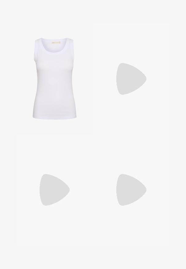 Hvid ribstrikket ærmeløs tanktop med rund halsudskæring, lille mærkat med mærke inden i kraven og tætsiddende pasform.; Lysblå denim brede ben jeans med høj talje, klassisk fem-lomme design og kontrasterende syninger. Uslebne kanter i bunden.; Hvide sneakers med en tekstureret finish, snørelukning, rundet tå og branding på siden. Indeholder diskrete syninger og en gummisål.; Guldøreringe i hoop-stil med en glat, skinnende overflade og en sikker låsemekanisme. Cirkulært design uden yderligere pynt eller mønstre.