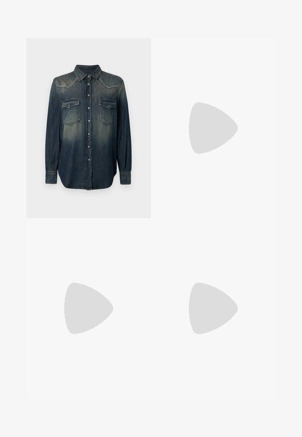 Chemise en denim bleu foncé à manches longues, col pointu, deux poches sur la poitrine et accents en clous argentés sur le dos. Fermeture à boutons sur le devant.; Jean large bleu foncé avec poches avant et liens en bas des ourlets sur fond uni.; Bottines à imprimé serpent noir et brun avec un embout en métal argenté, accent de boucle et un petit talon en bois. Texture lisse, design ajusté.; Sac à main en cuir brillant marron foncé avec un emblème en forme d'aile dorée, détail de chaîne dorée et une fine bandoulière en cuir sur un fond uni.