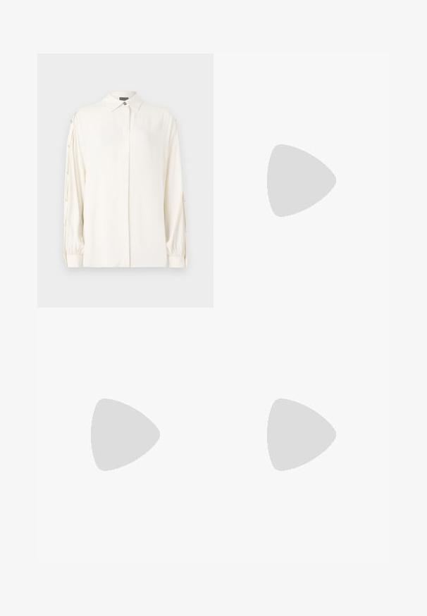 Chemisier blanc à manches longues avec un col, une fermeture à boutons à l'avant et des poignets froncés. Présente des boutons décoratifs le long des manches. Texture lisse.; Pantalons noirs au design ajusté, avec une taille haute, des plis et une coupe droite. Fabriqués en tissu lisse de couleur unie.; Escarpin à bride arrière en cuir noir avec bout pointu, boucle dorée et talon effilé sur un fond neutre.; Mini sac à bandoulière en cuir noir avec une fine bandoulière et un petit logo CK doré au centre avant.