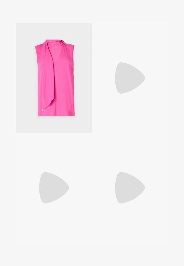 Top sans manches de couleur rose vif, avec un doux décolleté drapé et un subtil détail en ruban au niveau de l'ourlet. Fabriqué en tissu lisse et léger.; Pantalons larges violets en tissu doux et extensible. Présentent une taille haute et aucun matériel ou motif visible.; Sandale noire à talon haut avec sangle à la cheville, suspendue au-dessus d'un sol en carreaux de bois à l'extérieur, avec un arrière-plan flou de verdure et de pierre.; Sac à bandoulière en cuir noir de forme rectangulaire incurvée, avec une chaîne dorée tissée dans la bandoulière noire tressée et une fermeture éclair sur le dessus.