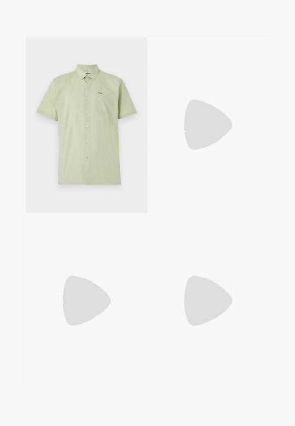 Groene overhemd met korte mouwen, gestructureerde stof, enkele borstzak, logo-label op de zak en lichtgekleurde knopen.; Lichtblauwe jeans met rechte pijpen, vijf zakken, knoopsluiting en vervaagde waseffecten op dijen en knieën.; Witte leren sneakers met een gladde textuur, ronde neus en tonale stiksels. Voorzien van blauwe veters en een gouden logo op de zijkant.; Heldere plastic zonnebril met rechthoekige bruine lenzen, voorzien van dunne, doorzichtige veren en metalen accenten op de sleep.