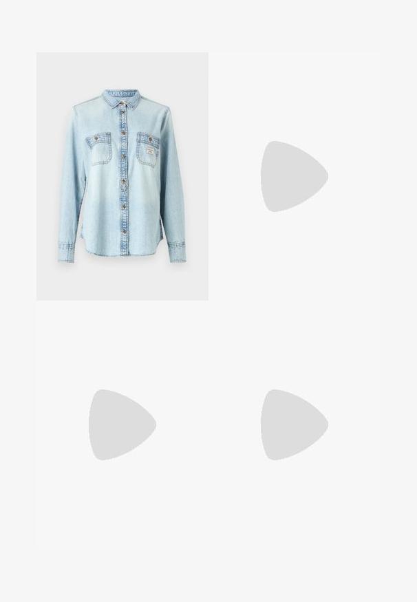 Chemise en jean bleu clair à manches longues, devant à boutons, deux poches poitrine et détails de couture contrastants.; Jeans en denim bleu clair avec une coupe droite, design à cinq poches et fermeture à bouton. Présente un léger dégradé et une texture lisse.; Bottine en cuir noir à bout pointu et petit talon kitten, présentée en angle devant un sol poli et un mur en blocs de verre.; Sac à épaule en cuir noir à texture crocodile, avec de longues sangles et un petit charm logo argenté sur une sangle.