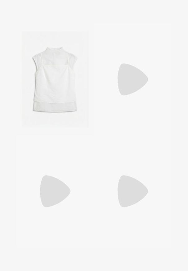 Blouse blanche sans manches à plusieurs couches avec col montant et superposition de tissu transparent sur le dessus et les manches, posée à plat sur un fond blanc.; Jean droit en denim bleu avec taille mi-haute, braguette zippée, boutonnière et poches devant et derrière.; Chaussure plate slingback en cuir marron foncé avec bout carré, texture crocodile et boucle argentée sur la bride.; Sac à main bordeaux en matériau brillant, de forme rectangulaire, avec deux anses et des accents légèrement courbés à l'avant.