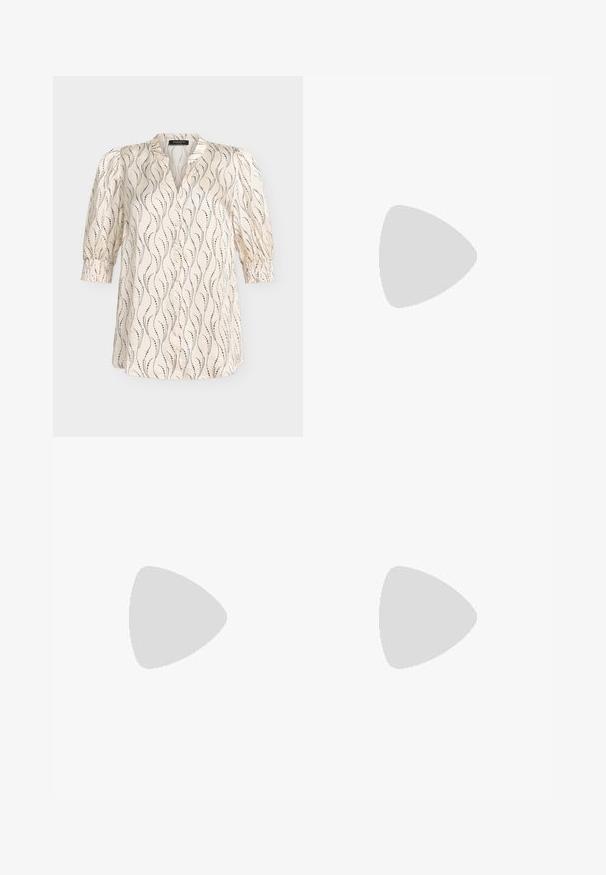 Blouse beige clair avec des lignes florales abstraites noires, manches trois-quarts bouffantes, devant boutonné et poignets froncés.; Pantalon formel coupe droite marron foncé avec passants de ceinture et plis à l'avant, présenté sur un fond clair uni.; Chaussure plate en cuir verni marron avec bout pointu et trois brides ajustables à boucle sur le côté, vue du profil extérieur.; Sac cabas en cuir marron avec bandoulière ajustable et boucle dorée, texture lisse, présenté sur fond blanc uni.
