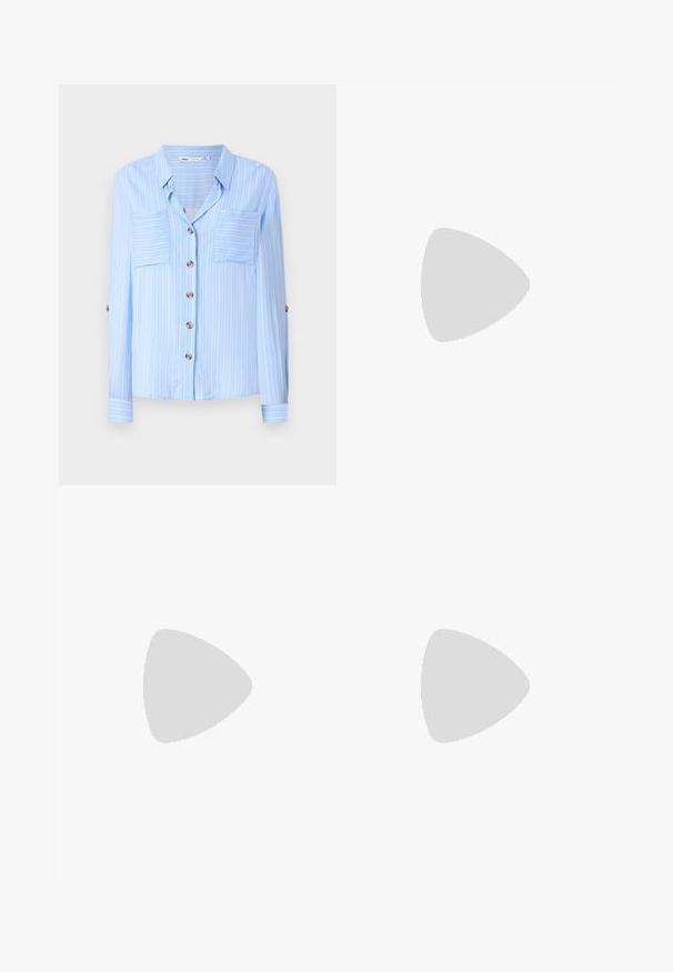 Lys blå langærmet skjorte med lodrette hvide striber, to brystlommer og brune knapper ned foran. Blødt stof med en glat tekstur.; Lyseblå denimjeans med høj talje, frontknap og lynlås, fem lommer og let udvidede ben.; Sort flad slingback med spids tå og dobbelte spænder, hvilende på grå asfalt nær flisevæg.; Lille sort blank håndtaske med to lange håndtag og snøre-detaljer i siden på en ensfarvet lys baggrund.