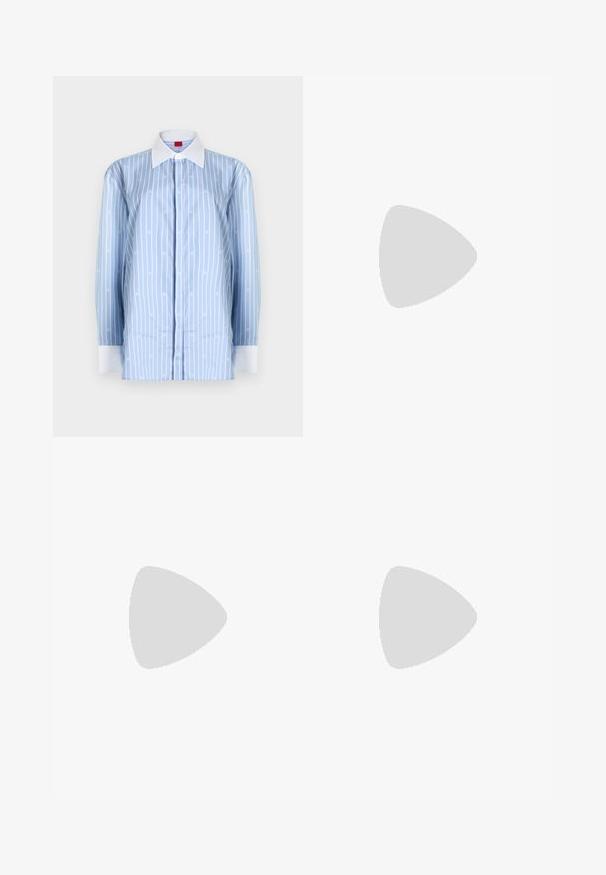 Chemise bleu clair à manches longues avec rayures verticales blanches et motifs de logo subtils. Col classique et accents de poignet blanc.; Jupe beige longueur genou avec passants de ceinture, fermeture à boutons sur le devant, deux plis avant et coutures visibles sur fond uni.; Chaussure plate en cuir noir avec bout pointu et bride à boucle argentée, posée sur un tapis beige devant une table ronde de couleur ambre.; Boucles d'oreilles en argent avec une finition polie et un branding DKNY, présentées sur un fond blanc uni.