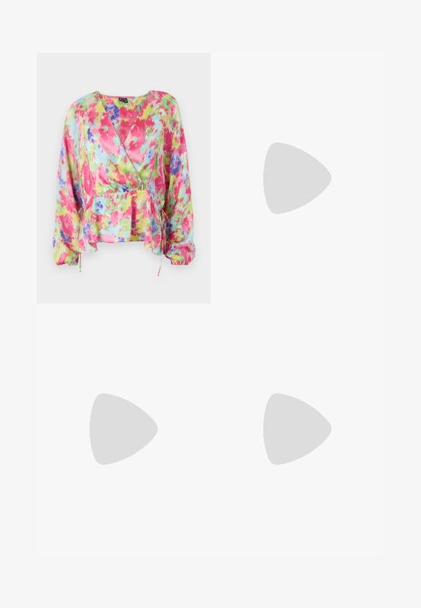 Χρωματιστή floral μπλούζα με περιτύλιγμα από ελαφρύ, ζαρωμένο ύφασμα. Διαθέτει ροζ, κίτρινες και μπλε σχέσεις με μαζεμένη μέση και μπαλόνι μανίκια.; Ανοιχτού μπλε φαρδιά τζιν παντελόνια κατασκευασμένα από τζην ύφασμα. Διαθέτουν ίσια κοπή, πέντε τσέπες και κλείσιμο με κουμπί στη μέση.; Καφέ σανδάλι με λουριά, πόρπη στον αστράγαλο και χοντρό πλέκτο τακούνι, σε λευκό φόντο.; Στρογγυλή υφασμένη τσάντα από άχυρο με κοντό λουράκι και πολύχρωμες πλεκτές διακοσμήσεις γύρω από τις άκρες.