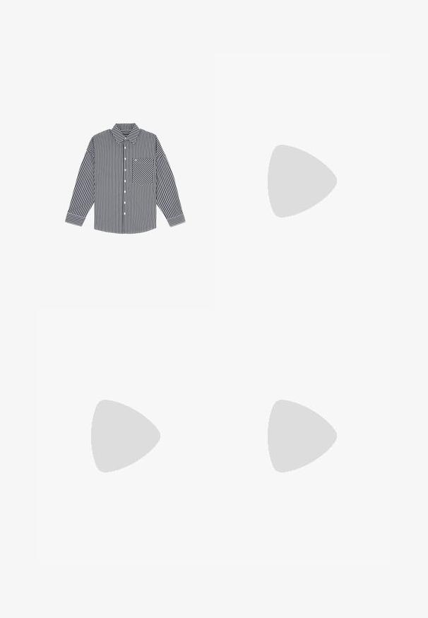 Chemise à rayures bleu marine et blanche, avec un col pointu, des manches longues, une poche sur la poitrine et un ourlet droit.; Short en jean noir longueur genou avec bouton à l'avant, passants de ceinture et cinq poches, présenté sur fond blanc.; Mocassin en cuir noir avec une semelle en caoutchouc épaisse et un détail classique de bride à monnaie, vu de côté extérieur.; Lunettes de soleil Ray-Ban avec des verres verts, monture en plastique noir et accents dorés sur les bords. Forme carrée avec une finition mate.