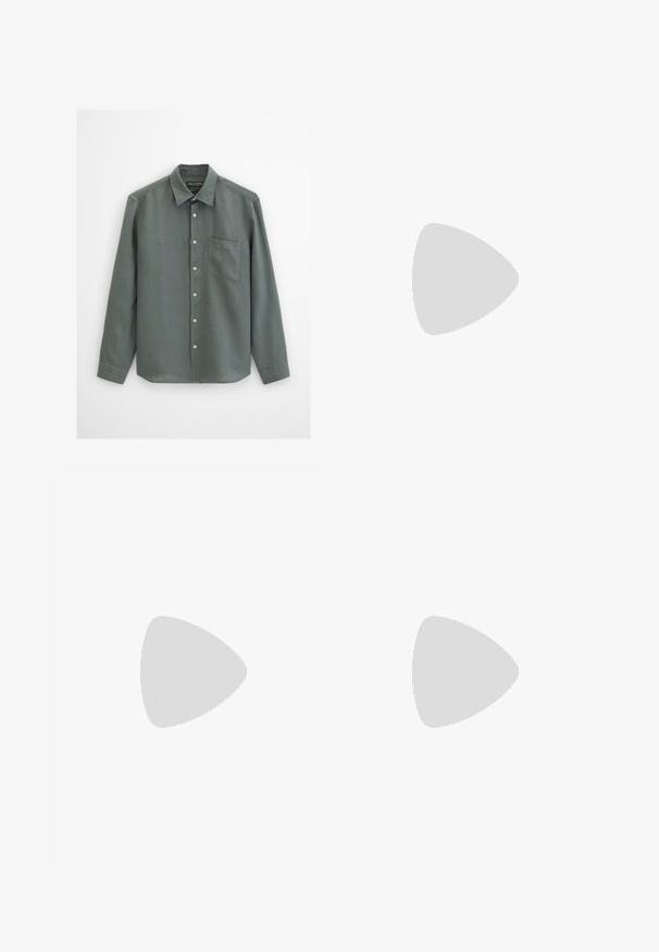 Chemise à manches longues gris foncé avec col et poche poitrine gauche, en tissu texturé.; Pantalon beige à jambes droites avec passants pour ceinture, fermeture par bouton, et poches avant, présenté sur un fond blanc uni.; Chaussure en daim marron avec un bout arrondi, deux sangles décoratives avec des boucles en argent et une semelle légère blanche. Texture lisse sur l'ensemble.; Sac cabas en daim marron foncé avec des poignées noires et une pochette rectangulaire zippée assortie fixée à l'avant.