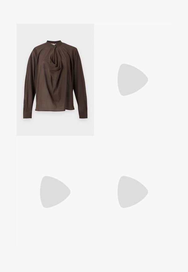 Blouse marron à manches longues avec un col montant, un bouton unique à l'avant et un détail de tissu drapé au centre devant.; Pantalons larges en tissu sombre, présentant une texture lisse, des passants de ceinture et un pli avant, avec un design épuré et sans ornements.; Ballerines en cuir noir avec un bout rond, texture lisse, détails de couture minimalistes et design de semelle flexible.; Sac à main en cuir noir à texture lisse, avec une poignée courbée et un détail de fermeture éclair doré. Design minimaliste avec un logo discret.