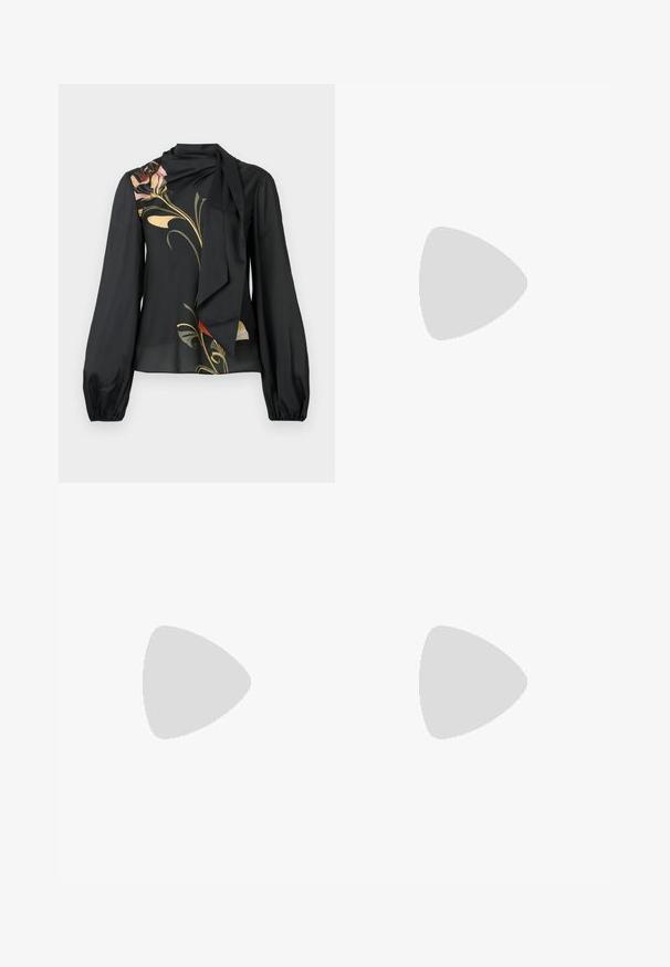 Zwarte blouse met lange mouwen en een vloeiende nekband, voorzien van meerkleurige bloemmotieven in roze, geel en rood. Soepele textuur, lichtgewicht stof.; Zwart, wijde broek van een gladde stof. Heeft een plat tailleband met riemlussen en geen zichtbare zakken. Eenvoudig ontwerp.; Zwarte hoge hak sandaal met dunne bandjes en enkelriem, rechtop geplaatst op grijs trottoir bij een achtergrond van betegelde muur.; Zwarte leren clutch met hagedisstructuur, driehoekige gouden rand op de klep en polsbandje aan de linkerkant tegen een effen witte achtergrond.
