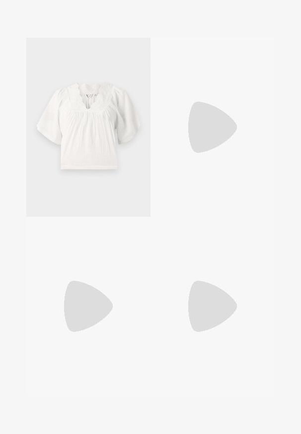 Blouse blanche avec de courtes manches bouffantes, tissu texturé, encolure scallopée et détails brodés le long du col. Coupe décontractée.; Pantalon noir à jambes larges avec taille élastique et cordon, avec poches plaquées sur le devant, présenté sur un fond clair uni.; Chaussure plate en cuir noir avec un bout arrondi, une seule sangle réglable à boucle et une texture lisse et brillante. Design minimaliste avec un petit talon.; Lunettes de soleil en écaille de tortue marron avec une forme vintage de lunettes cat-eye et des verres marron. Présente des branches courbées avec des accents rouges.