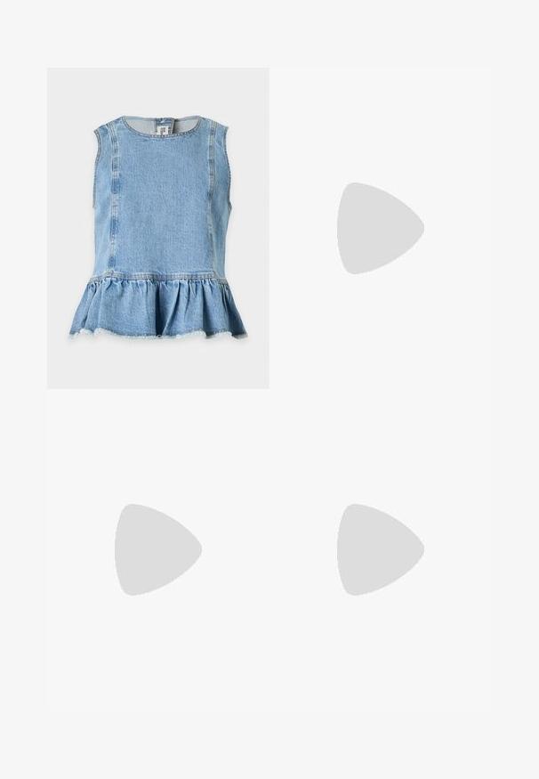 Haut sans manches en denim bleu clair avec encolure ronde et ourlet à volants froncés, fermeture par bouton dans le dos au niveau du cou.; Jeans blancs à jambes larges en denim, avec une fermeture à boutons et un design à cinq poches. Texture lisse avec des détails de couture minimaux.; Chaussure à talons hauts blanche avec un bout pointu, surface mate lisse et intérieur couleur chair, posée sur une surface métallique brillante.; Boucles d'oreilles en argent avec un design texturé et bosselé. Fabriquées en métal, elles disposent d'une fermeture à tige sécurisée et d'une finition polie.