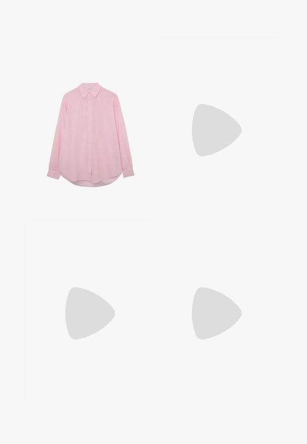 Chemise rose clair à manches longues, boutonnée, avec des rayures verticales blanches, col classique et ourlet arrondi.; Pantalon blanc à jambes larges avec plis devant, passants de ceinture, poches latérales et fermeture par bouton et zip.; Baskets blanches Adidas Samba avec des bandes noires et une semelle en gomme, flottant au-dessus de marches en béton gris texturé.; Sac à main bordeaux en matériau brillant, de forme rectangulaire, avec deux anses et des accents légèrement courbés à l'avant.