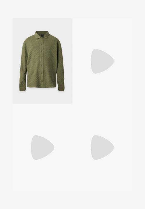 Chemise à manches longues vert olive texturée, boutonnée, avec col et poignets, présentée sur un fond clair uni.; Pantalons en coton marron pour hommes, coupe droite, avec passants de ceinture, bouton frontal et fermeture éclair sur fond clair.; Baskets en cuir noir avec une texture lisse, bout rond et fermeture à lacets. Comprend une semelle en caoutchouc épaisse et un minimum de détails de marque.; Sac banane en tissu marron foncé avec poche zippée en diagonale et petit logo blanc sur le devant, sur un fond clair uni.