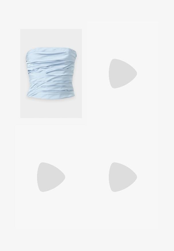 Haut bustier en satin bleu clair avec des plis horizontaux et une texture légèrement froncée sur un fond uni.; Jupe longue fluide bleu clair avec taille élastique et plis doux, présentée sur un fond blanc uni.; Chaussure slingback beige à bout pointu avec un petit talon kitten et une boucle latérale réglable sur fond blanc uni.; Pochette en cuir couleur crème avec un cadre supérieur structuré et une lanière pour poignet, présentée sur un fond clair uni.