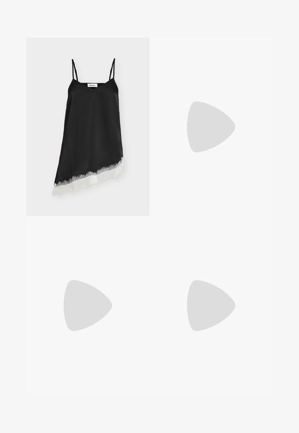 Robe en satin noire sans manches avec fines bretelles et ourlet asymétrique orné de dentelle blanche.; Jupe maxi noire avec large ceinture élastique smockée et tissu fluide sous la taille.; Chaussure à talon haut pour femme en cuir verni noir avec bout pointu et talon fin sur fond clair uni.; Sac à main en cuir noir au design structuré, avec une poignée arrondie et une bandoulière amovible. Présente une texture lisse et un éclat subtil.