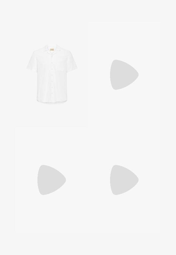 Chemise blanche à manches courtes en lin. Elle présente un devant à boutons, un col simple et une seule poche plaquée sur la poitrine gauche.; Shorts noirs sur mesure longueur genou avec passants de ceinture, poches latérales, fermeture par boutons et plis devant, posés à plat sur fond blanc.; Mocassins en cuir noir avec un bout arrondi, des coutures ton sur ton et un détail de sangle à l'avant. Semelle en caoutchouc avec un petit talon.; Lunettes de soleil Ray-Ban avec des verres verts, monture en plastique noir et accents dorés sur les bords. Forme carrée avec une finition mate.