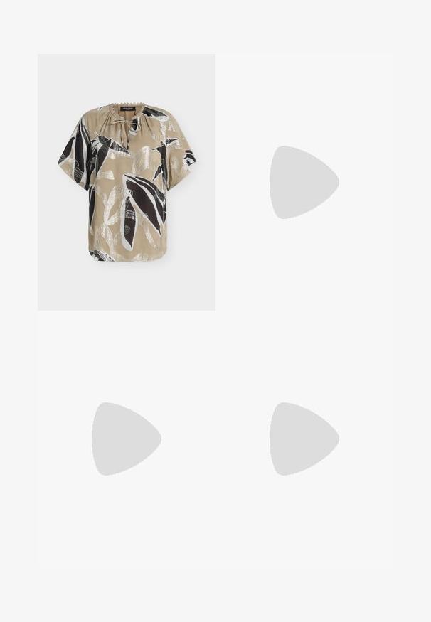 Blouse beige à manches courtes avec un imprimé floral abstrait noir et blanc et un petit nœud devant au col rond.; Jupe maxi noire avec large ceinture élastique smockée et tissu fluide sous la taille.; Anna Field by Zalando Sandales - black; Sac à main rectangulaire noir avec deux longues bandoulières, détail anneau doré et fermeture éclair sur un fond clair uni.