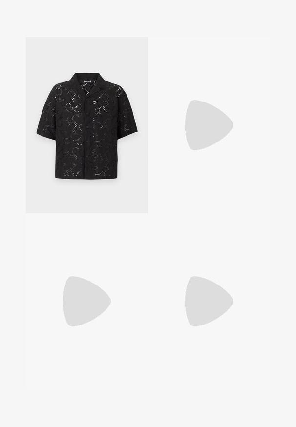 Chemise noire à manches courtes avec motif floral en découpe et col classique, présentée sur un fond uni.; Shorts en dentelle noire avec taille élastique et cordon noir à nouer, présentant un motif floral en découpe sur tout le tissu.; Paire de mocassins en cuir noir et blanc avec un détail de chaîne dorée sur le dessus, sur un fond clair uni.; Gucci Lunettes de soleil - black/crystal/grey