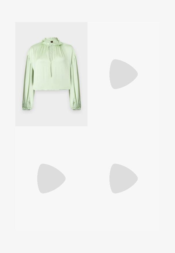 Blouse vert clair à manches longues avec col montant à volants et fermeture par lien, poignets froncés et tissu lisse légèrement brillant.; Jupe midi plissée en rose doux, avec une texture lisse et une taille élastique. Conçue avec des plis verticaux pour un aspect fluide.; Sandale à talon haut en cuir verni noir avec double bride de cheville et boucles dorées, bout ouvert, et talon effilé sur fond neutre.; Petit sac à épaule en cuir beige avec une fine bandoulière et une fermeture éclair, orné d'un logo métallique discret au centre avant.