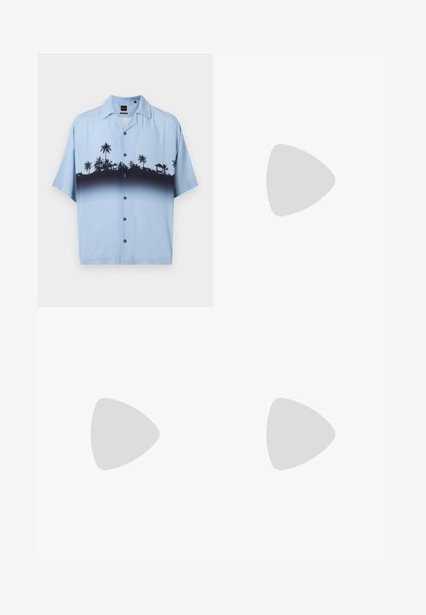 Chemise à manches courtes boutonnée bleu clair avec des silhouettes noires de palmiers et de huttes sur la poitrine et le haut du torse.; Pantalon beige à coupe ajustée avec taille à cordon, passants pour ceinture et poches latérales, présenté à plat sur un fond blanc.; Sandale noire avec deux boucles argentées et semelle intérieure en liège flottant au-dessus d'un tapis beige, avec un mobilier ambre translucide en arrière-plan.; BOSS Lunettes de soleil - brown