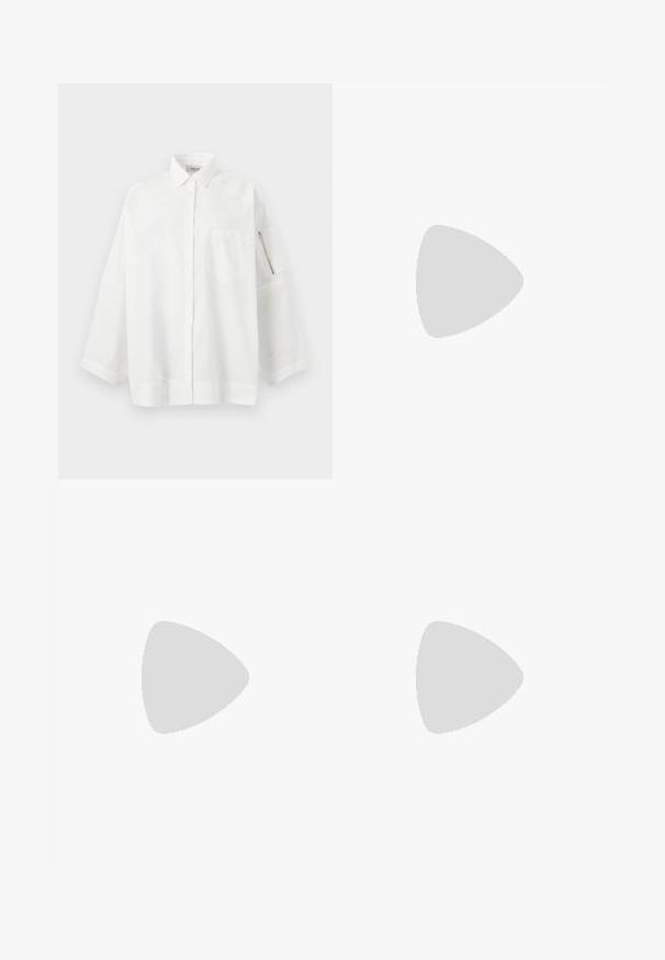 Chemise blanche surdimensionnée à boutons avec col, poche sur la poitrine gauche et poche zippée sur la manche gauche, sur un fond uni.; Jupe crayon en cuir noir au design épuré, dotée d'une fente sur le côté et d'une texture lisse, adaptée pour une tenue formelle ou décontractée.; Sandale noire en cuir à bout ouvert avec petit talon kitten, fine bride de cheville avec boucle dorée et accent décoratif doré sur la bride avant.; Sac cabas en cuir noir avec deux poignées, une bandoulière amovible, une fermeture à rabat magnétique et une texture lisse. Fermeture supérieure zippée et surpiqûres décoratives.