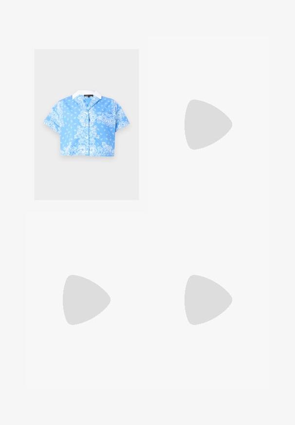 Blouse courte bleue à manches courtes avec motif floral cachemire blanc et col blanc pointu, avec boutons sur le devant et poche poitrine.; Pantalon bleu clair sur mesure avec taille haute, passants de ceinture, plis devant et coupe droite sur fond blanc.; Chaussure compensée blanche en cuir verni avec bout pointu et bride ajustable à boucle sur fond uni.; Petit porte-monnaie en cuir bleu clair avec fermoir métallique argenté de type kiss-lock et court bracelet de poignet sur fond uni.