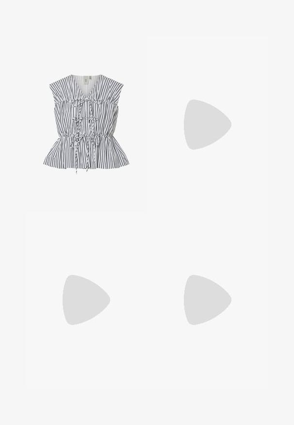 Ριγέ peplum τοπ σε λευκό και μαύρο. Διαθέτει V-λαιμό, συγκεντρωμένες λεπτομέρειες και φιόγκους. Ελαφρύ ύφασμα με υφή.; Μαύρη φούστα με πιέτες και εφαρμοστή μέση, κατασκευασμένη από λείο ύφασμα. Διαθέτει πολλές κατακόρυφες πιέτες για μια δομημένη σιλουέτα.; Πόδια με σκουρόχρωμα ριμπ κολάν συνδυασμένα με μαύρα μπαλαρίνα παπούτσια με μικρές λεπτομέρειες φιόγκων σε λευκό φόντο.; Χειροποίητη καφέ δερμάτινη τσάντα με καμπυλωτή λαβή, λευκή επένδυση, ασημένιο φερμουάρ και αφαιρούμενο φαρδύ υφασμάτινο λουρί ώμου σε μονόχρωμο φόντο.