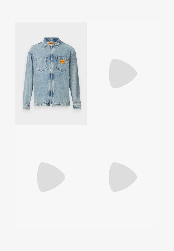 Lys blå denimjakke med fuld frontlynlås, to brystlommer og et lille orange Replay Inc. label på højre lomme og krave.; Lys blå denimbukser med lige pasform, fem lomme-design, knaplukning og subtil falmning på forsiden. Ingen synlige mønstre.; Giuseppe Zanotti DOUBLE ZIP - Sneakers - black; Lille sort læder crossbody-taske med blå lynlåstræk og en blå logopatch med teksten "KARL LAGERFELD JEANS" på frontlommen.