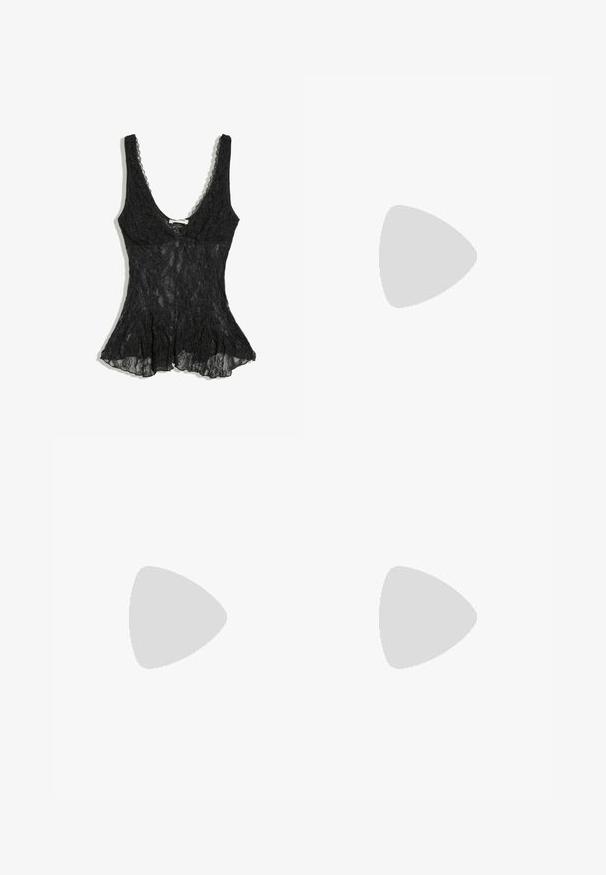 Haut sans manches en dentelle noire avec un décolleté profond en forme de U et un ourlet évasé, présentant un motif floral en dentelle et un tissu semi-transparent.; Mini-jupe noire à volants composée de trois couches avec de petites clous argentés le long des bords de chaque couche.; Botte en cuir noir mi-mollet avec bout rond et trois sangles réglables avec boucles métalliques sur le côté.; Petit sac à main noir brillant avec deux longues anses et des détails à cordon sur les côtés sur un fond clair uni.