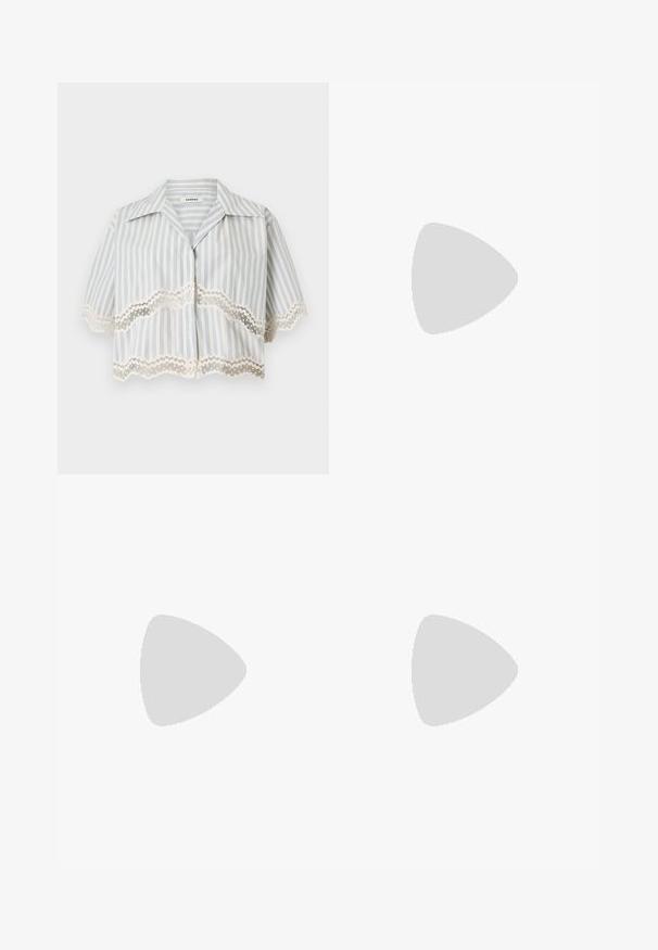 Blouse courte à manches courtes avec rayures verticales bleues et bordure en dentelle festonnée aux manches et à l'ourlet, devant boutonné, col ouvert.; Jupe crayon couleur crème avec des pois noirs espacés uniformément et une coupe droite longueur genou.; Ballerines en cuir noir avec un bout rond, texture lisse, détails de couture minimalistes et design de semelle flexible.; Sac à main beige tissé avec corps arrondi, fermeture éclair et une sangle courte et épaisse dans un style crochet simple et texturé.