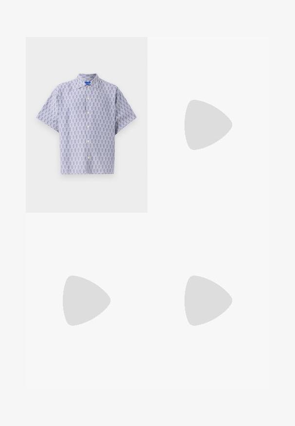 Chemise à manches courtes boutonnée en bleu clair avec un motif géométrique bleu foncé. Elle présente un col et une coupe décontractée. Fabriquée en tissu léger.; Jean en denim bleu foncé avec une coupe droite, un design à cinq poches, une fermeture à bouton en métal et des surpiqûres contrastantes, présentant une texture subtile.; Des baskets en cuir blanc avec une finition lisse, un bout rond, des lacets plats et une semelle texturée. Accents en daim gris au niveau du talon.; Sac fourre-tout en toile bleue avec poche frontale et broderie rouge "O.N.S", doté de doubles poignées et d'une bandoulière réglable.