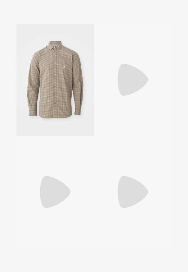 Ruitjeshemd met lange mouwen in bruin en beige, met een button-down kraag, een zak en een klein geborduurd logo op de borst.; Beiget housut, joissa on teksturoitu kangas ja takatasku, suljettu mustalla napilla. Hienovaraiset ompelun yksityiskohdat taskun reunalla.; Ruskea nahkainen liukusäädettävä kenkä pyöreällä kärjellä ja tukevalla mustalla kumipohjalla. Kengässä koristeellinen remmi noin jalkapöydän kohdalla.; Musta nahkavyö hopeanvärisellä metallisoljella; soljen läheisyydessä raidallinen kangaskoriste, jossa on punaisen, vihreän ja keltaisen sävyjä.
