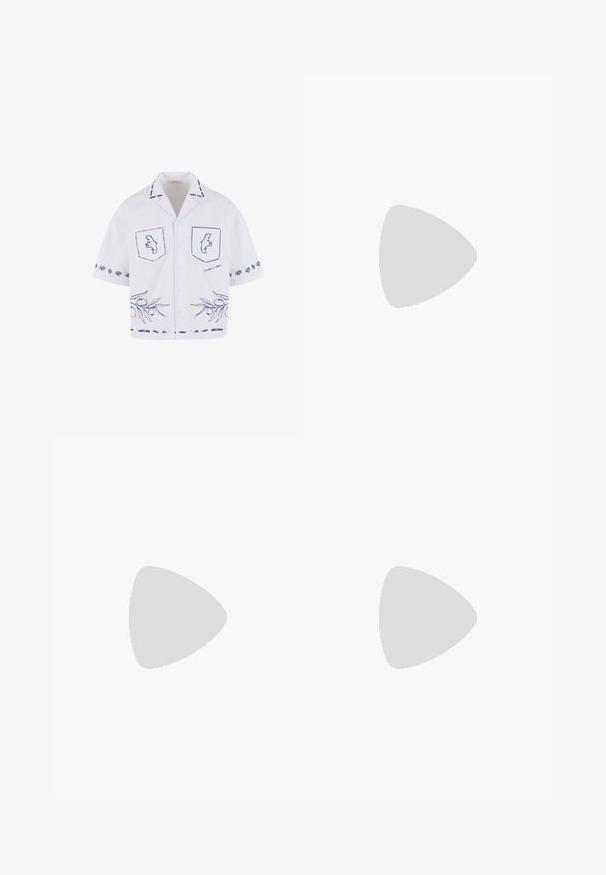 Chemise blanche à manches courtes avec des motifs graphiques bleus, y compris des poches, un motif de branche d'olivier et des détails de col contrastants.; Pantalon noir taille haute, sur-mesure, avec passants pour ceinture, plis sur le devant, fermeture par bouton et jambes droites larges sur fond clair.; Paire de mocassins en cuir noir et blanc avec un détail de chaîne dorée sur le dessus, sur un fond clair uni.; Lunettes de soleil noires avec une forme rectangulaire, finition mate et verres gris. Équipées d'un logo en relief sur les branches. Design classique.