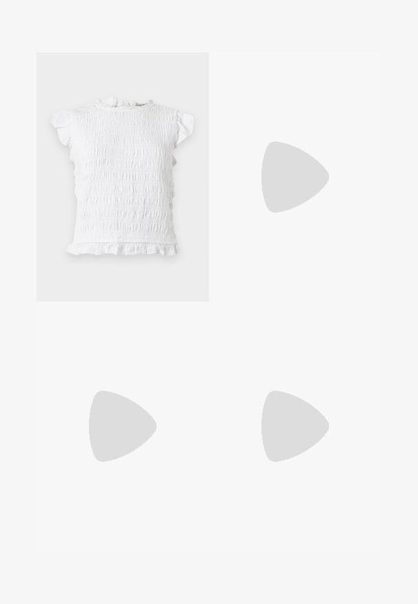 Haut blanc à manches courtes avec smocks, col, manches et ourlet à volants, présenté à plat sur un fond clair.; Jeans évasés bleu clair en denim, dotés d'une taille haute, d'une braguette à cinq boutons et d'un léger délavage à l'avant pour la texture.; Escarpin en cuir noir à talon aiguille avec un bout pointu, une bride latérale à boucle, des clous le long du bord et un laçage décoratif à l'avant.; Petit sac à main noir brillant avec deux longues anses et des détails à cordon sur les côtés sur un fond clair uni.