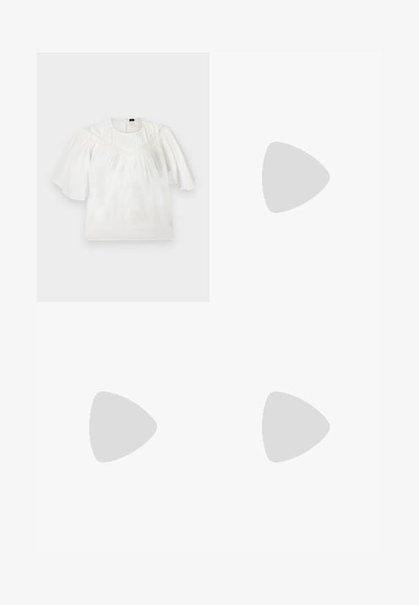 Blouse blanche avec manches larges mi-coude, détail en dentelle sur la poitrine et tissu plissé sur le haut devant.; Pantalon droit sur mesure couleur blanc cassé avec pli avant, ceinture et fermeture avant dissimulée sur un fond uni.; Chaussure slingback en cuir noir à bout pointu avec un talon bloc haut et une doublure intérieure beige sur un fond clair uni.; Sac à main tissé beige avec fine bandoulière et petit logo doré "BOSS" à l'avant, présenté sur fond blanc uni.
